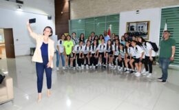 Başkan Helil Kınay kız futbol takımıyla buluştu: ‘Şampiyonluk bekliyoruz’