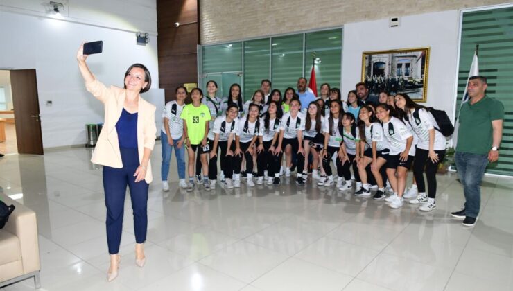Başkan Helil Kınay kız futbol takımıyla buluştu: ‘Şampiyonluk bekliyoruz’