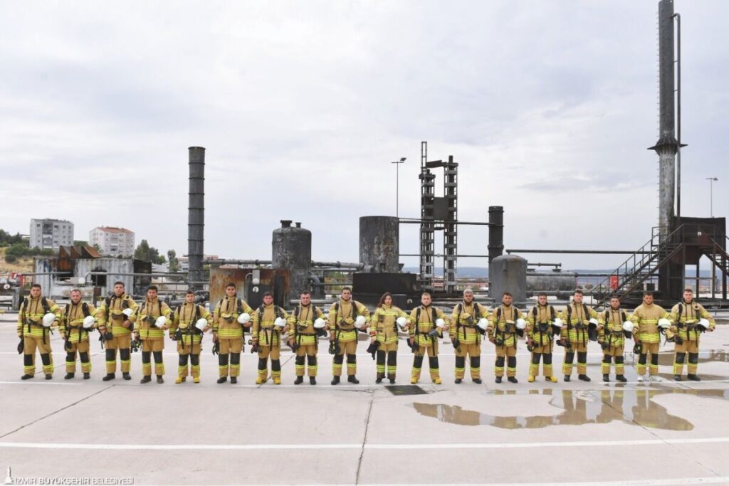 İzmir'in genç itfaiyecileri sıkı eğitimlerle göreve hazırlanıyor