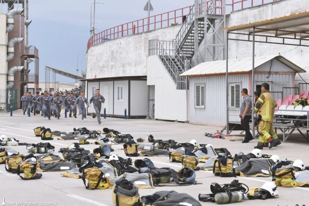 İzmir'in genç itfaiyecileri sıkı eğitimlerle göreve hazırlanıyor