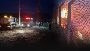 Yangın, saat 19.30 sıralarında Ortaköy Mahallesi’nde bulunan İzmir Büyükşehir Belediyesi’ne