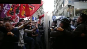 İzmir‘de, Van‘da yaşanan olaylara karşı düzenlenen protestolara katıldıkları iddiasıyla birçok