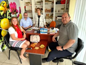 Menderes Belediye Başkanı İlkay Çiçek, Gümöz Kadın Kooperatifini ziyaret etti.