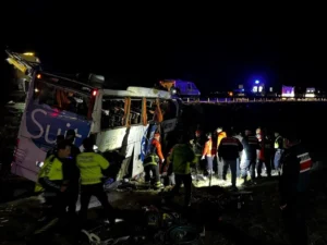 Kilis’ten İstanbul istikametine giden bir yolcu otobüsü Aksaray’da şarampole devrildi.