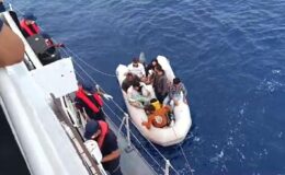 Lastik botla yeni yaşam umudu karaya vurdu: 12’si çocuk 55 düzensiz göçmen son anda kurtarıldı