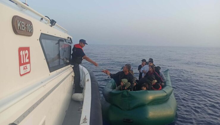 Ege sularında kaçak göçmen dramı: Lastik botlardaki 7’si çocuk 23 kaçak göçmen kurtarıldı