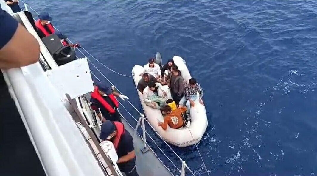 Lastik botla yeni yaşam umudu karaya vurdu: 12’si çocuk 55 düzensiz göçmen son anda kurtarıldı