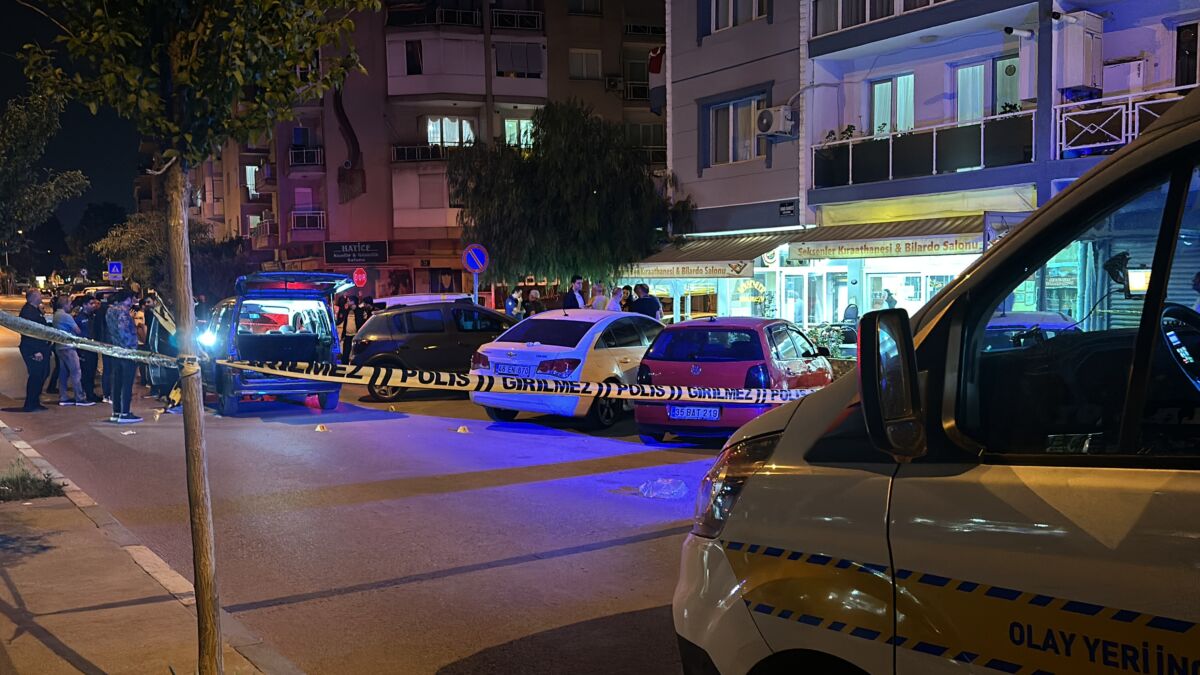 Kıraathane önünde silahlı saldırı: Bir ölü, 2 yaralı İzmir’in Buca ilçesinde, bir kıraathane önünde yaşanan silahlı saldırıda, Kemal