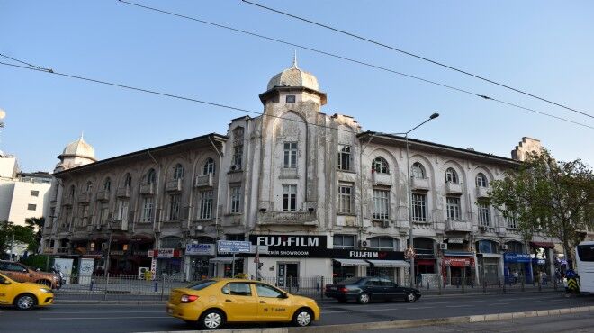 Depreme dayanıksız olduğu gerekçesi ile boşaltılan ve hırsızların hedefi olunca