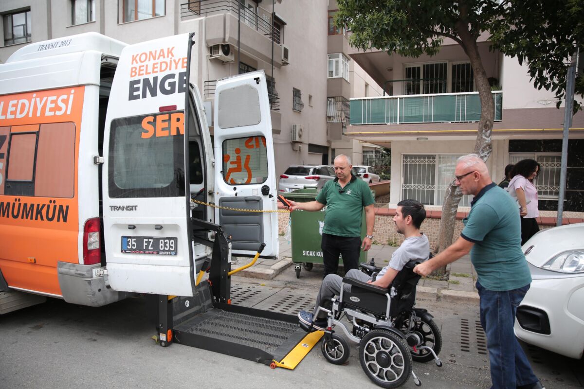 Konak Belediyesi’nin engelli bireylerin sağlık kuruluşlarına ulaşımını ücretsiz sağlayan servis
