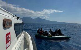 Yunan unsurları geri itti; lastik bottaki kaçak göçmenler son anda kurtarıldı