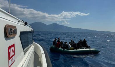 Yunan unsurları geri itti; lastik bottaki kaçak göçmenler son anda kurtarıldı