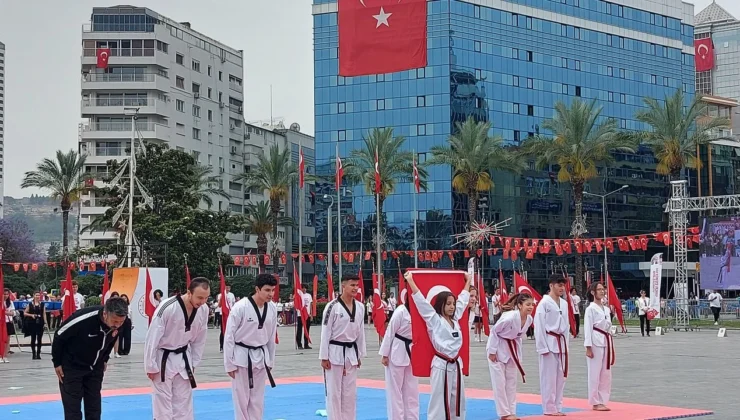 İzmir’de 19 Mayıs coşkusu: İzmirliler ellerinde Türk bayraklarıyla katıldı