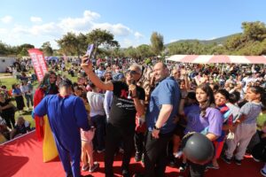 Menderes Belediyesi Geleneksel Uçurtma Şenliği on binlerin katılımıyla gerçekleşti. Gün