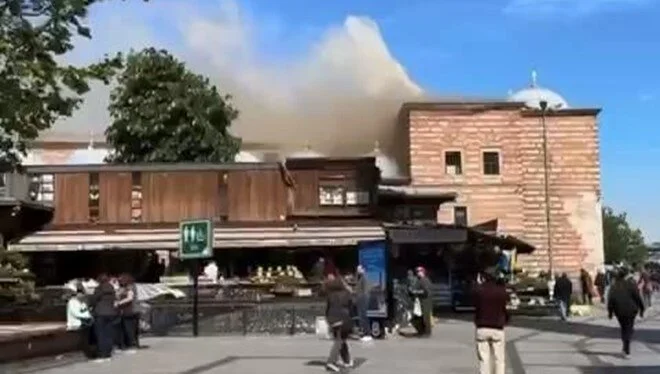 Eminönü’nde Mısır Çarşı’sında yangın çıktı. İhbar üzerin olay yerine çok