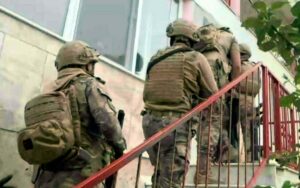 İzmir’de DEAŞ silahlı terör örgütüne yönelik yapılan operasyonda yakalanan 20