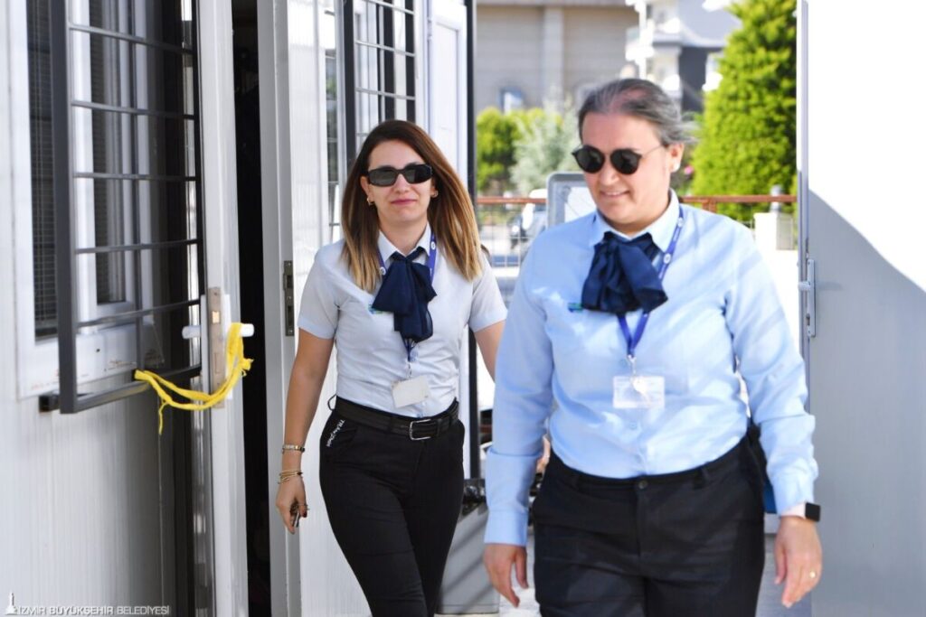 İzmir'in kadın vatmanları, çocuklarının da kahramanı