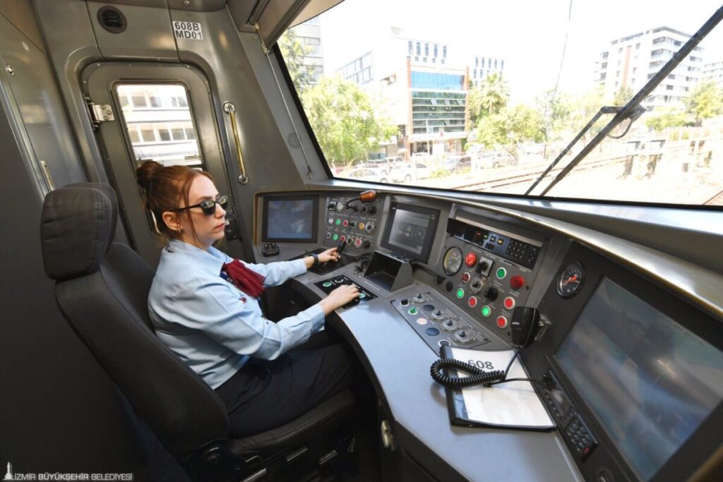 İzmir'in kadın vatmanları, çocuklarının da kahramanı