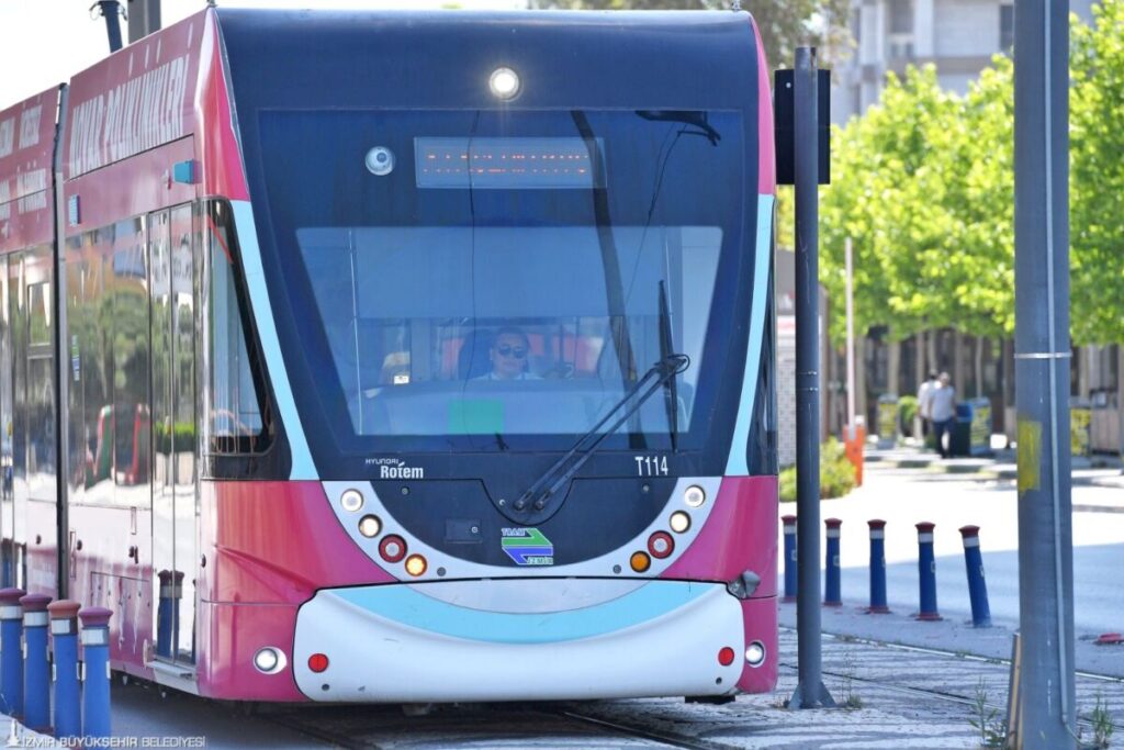 İzmir'in kadın vatmanları, çocuklarının da kahramanı