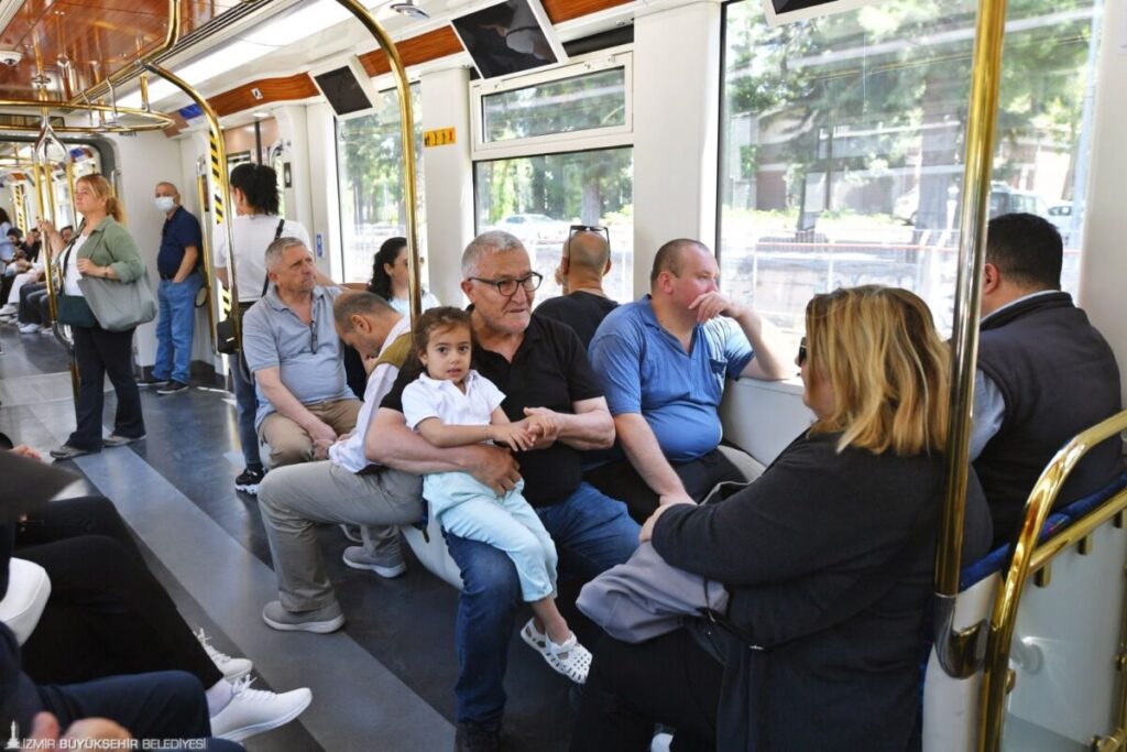 İzmir'in kadın vatmanları, çocuklarının da kahramanı