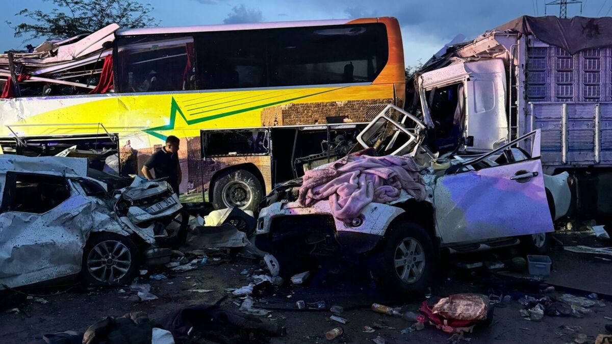 Mersin-Adana Otoyolu’nda, Tarsus sınırlarında meydana gelen feci zincirleme trafik kazasında