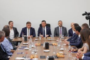 Cumhuriyet Halk Partisi (CHP) Genel Başkanı Özgür Özel, İzmir Büyükşehir