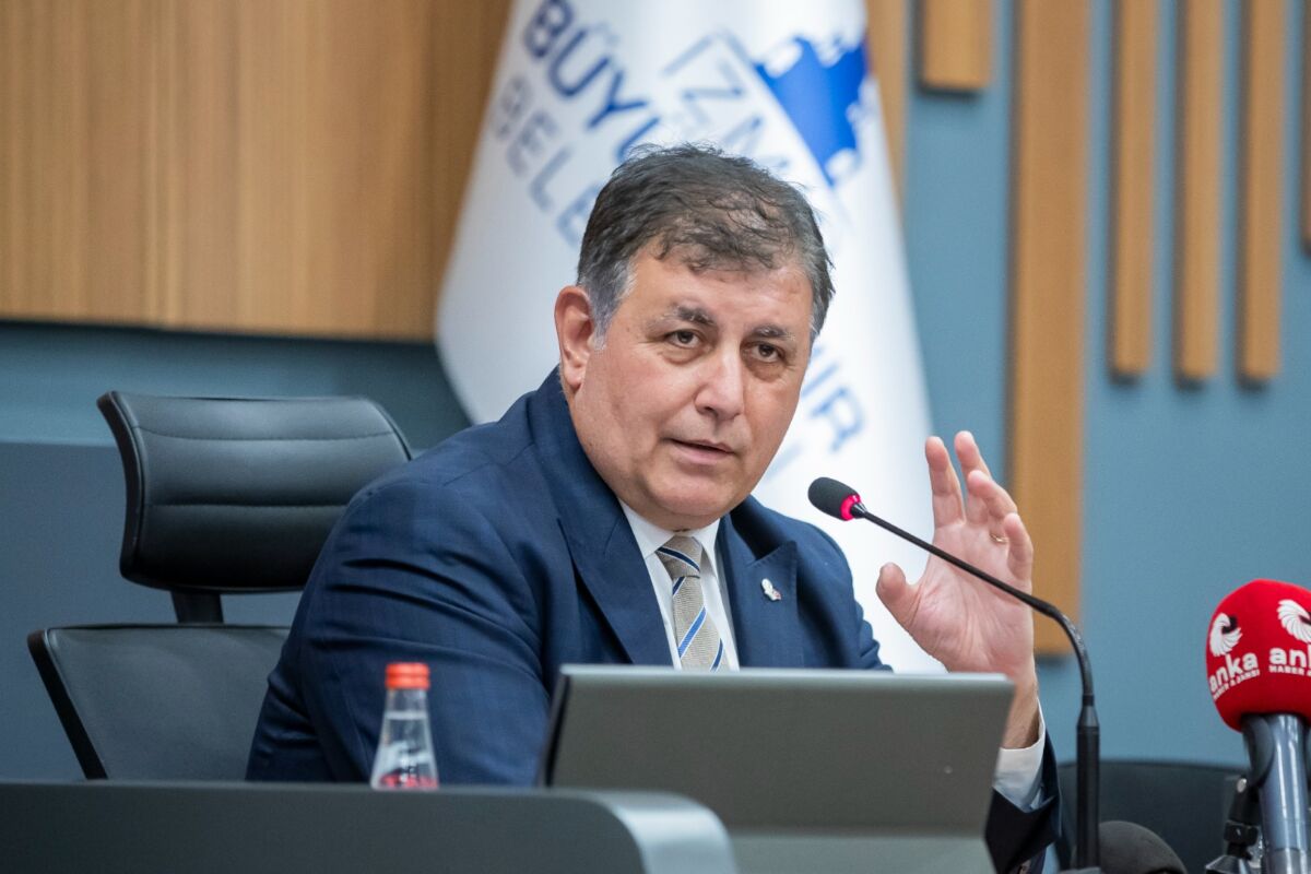 İzmir’de 90 dakikaya ret… Tugay: ‘Vazgeçmek yok. İzmirli 90 dakika hakkını istiyor’ İzmir Büyükşehir Belediyesi’nin hazırladığı toplu ulaşımda ilk binişten itibaren 90