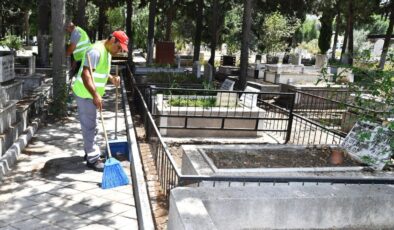 İzmir’de bayram öncesi mezarlıklar için özel bakım