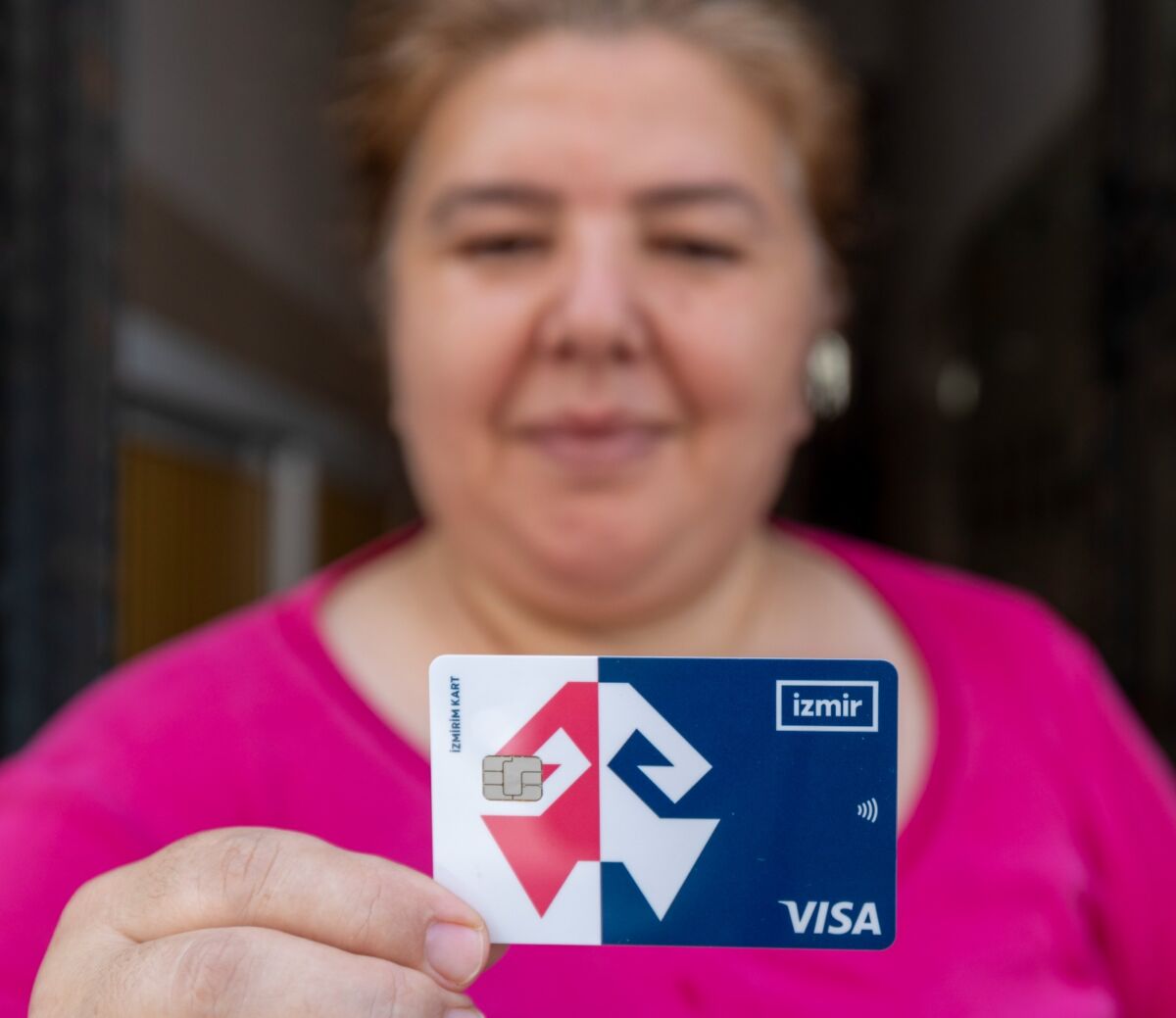 Kapı kapı dolaşan Büyükşehir ekiplerinden kartlarını teslim alan emeklilerden bazıları