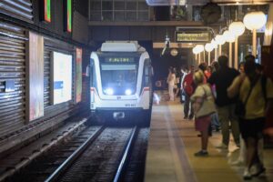 Kent ulaşımının can damarı İzmir Metrosu’nun ilk tren seti ADtranz