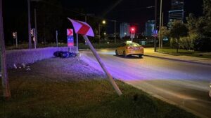 İzmir’de, motosikletin viraj levhasına çarptığı kazada sürücü A. G. (31)