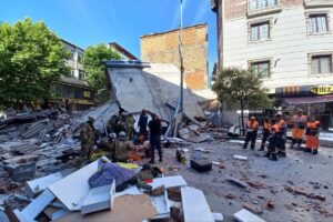 İstanbul Küçükçekmece’de altında dükkan bulunan 1988 yapımı çöken 3 katlı