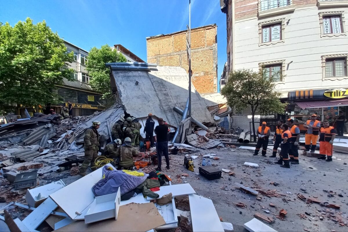 İstanbul Küçükçekmece’de altında dükkan bulunan 1988 yapımı çöken 3 katlı