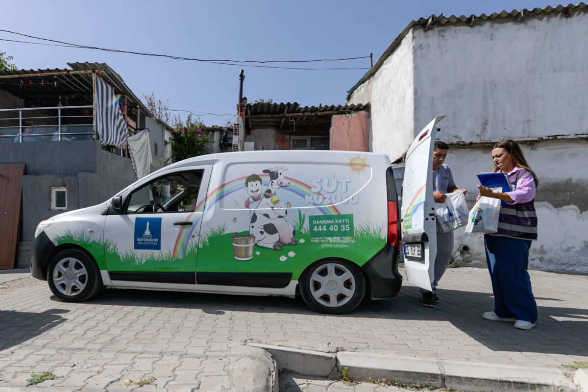 İzmir Büyükşehir Belediyesi süt dağıtımına başladı İzmir Büyükşehir Belediyesi’nin çocuklara süt içme alışkanlığı kazandırarak sağlıklı nesiller