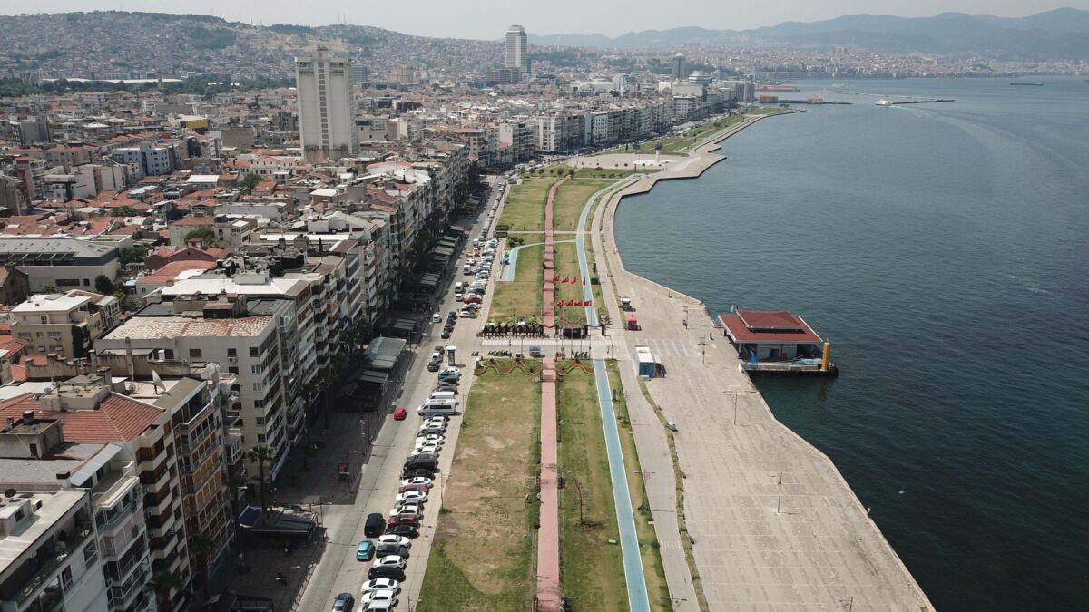 İzmir’de mevsim normallerinin üzerine çıkarak, gölgede 38 dereceyi bulan sıcak