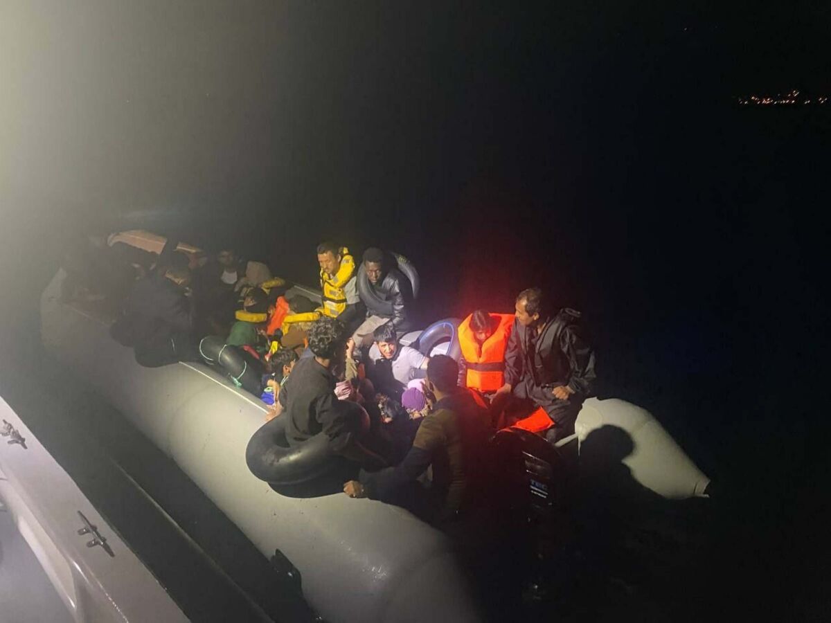 İzmir’in Dikili ilçesi açıklarında, lastik bot içerisinde bulunan 21’i çocuk
