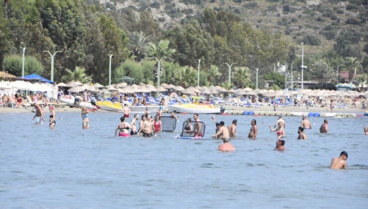 Bodrum’da hava sıcaklığı 38 dereceyi gördü, turistler sahile akın etti