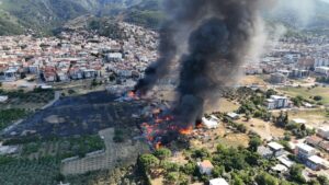 İzmir’in Kemalpaşa ilçesindeki palet ve seramik deposunda çıkan yangın, karadan