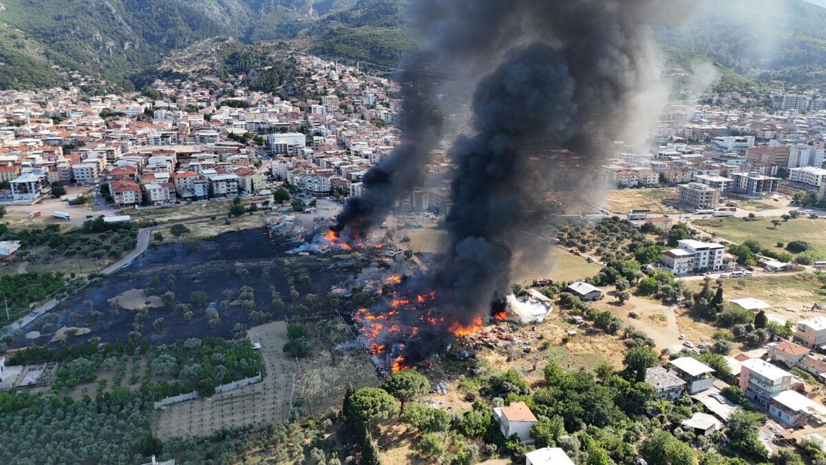 İzmir’in Kemalpaşa ilçesindeki palet ve seramik deposunda çıkan yangın, karadan