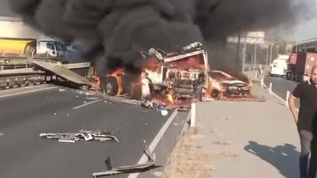 İzmir'de zincirleme trafik kazasında araçlar yandı: 6 yaralı