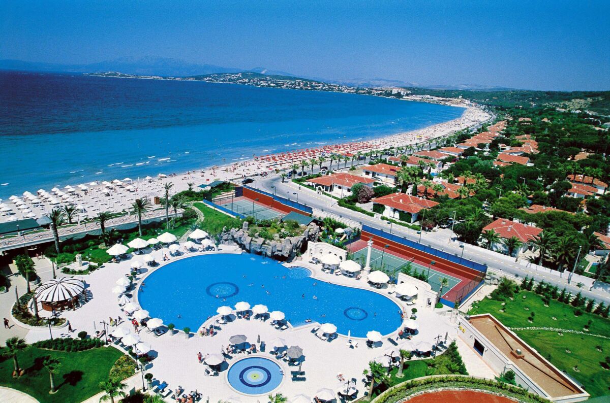 İzmir’in turistik ilçesi Çeşme’de, bayram tatiline sayılı günler kala otellerdeki