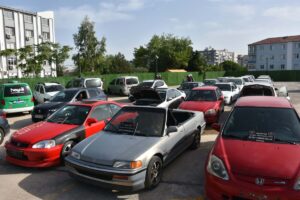İzmir merkezli 7 ilde gerçekleştirilen operasyonda, yurt dışından getirilen otomobilleri