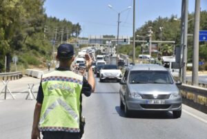 Muğla’nın turistik ilçesi Bodrum’a, Kurban Bayramı arifesinde tatilci akını başladı.