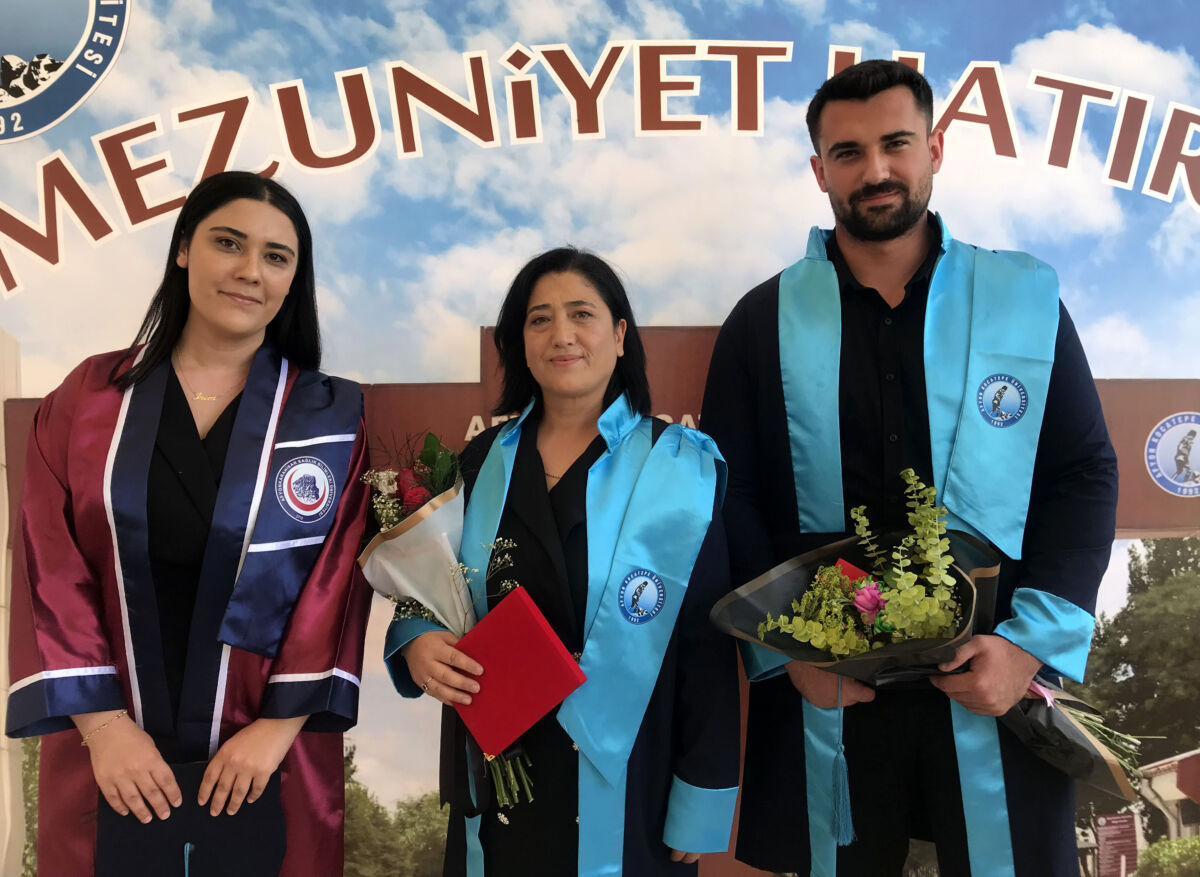 İzmir’de oturan 53 yaşındaki Aysun Gündoğar ile 23 yaşındaki ikizleri