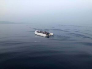Muğla’nın Bodrum ilçesi açıklarında yurt dışına çıkmaya çalışan aralarında çocukların