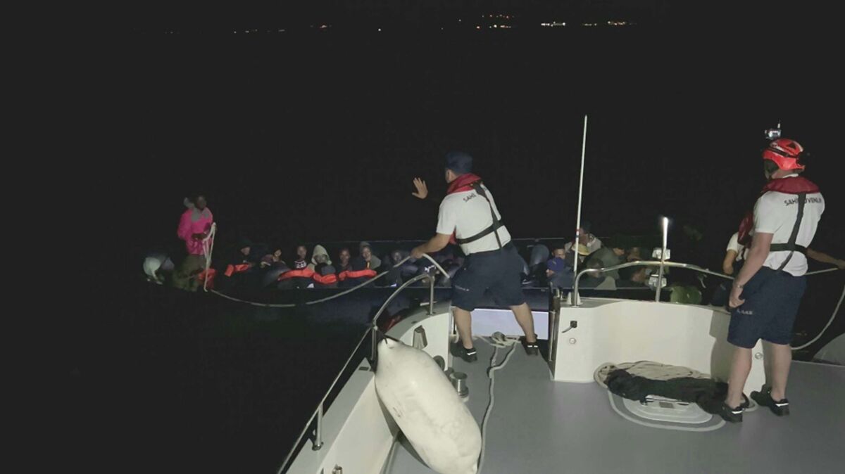 İzmir’in Çeşme ilçesi açıklarında, hareketli lastik bot içerisinde 2’si çocuk