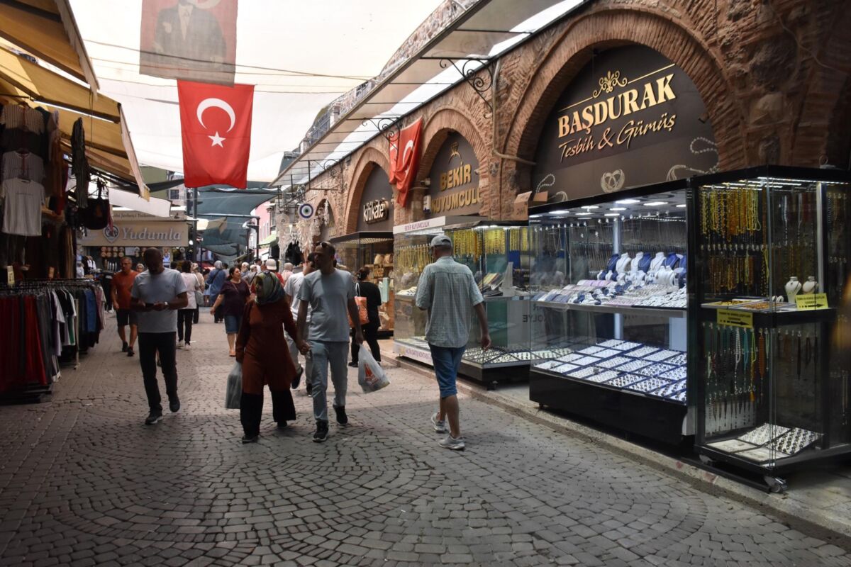 Tarihi Kemeraltı Çarşısı esnafı Kurban Bayramı’nda umduğunu bulamadı. Vatandaşlar bayram