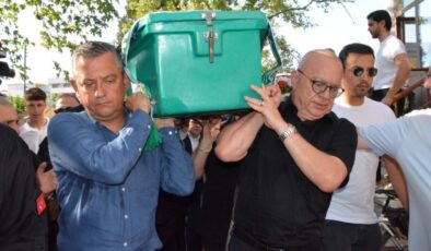 Özgür Özel, memleketi Manisa’da MHP’li meclis üyesinin cenaze namazına katıldı