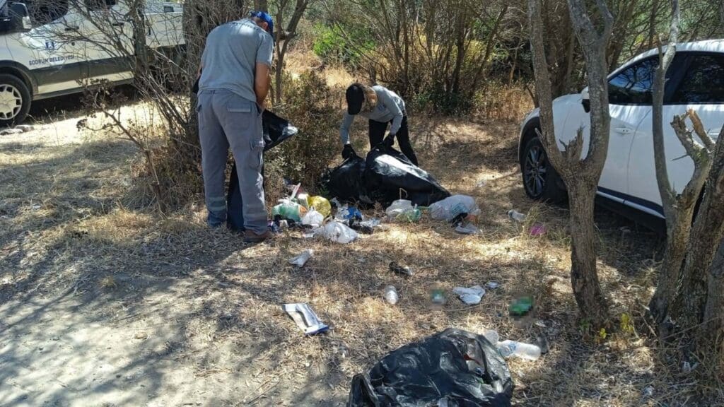Bodrum'da tatilcilerden geriye çöpleri kaldı