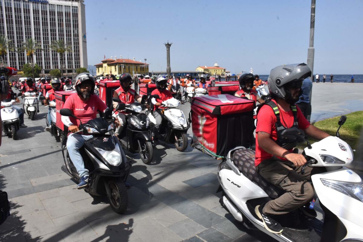 İzmir’de motosikletli kuryeler, Tevfik Arayıcı, Ata Emre Akman, Samet Özgül